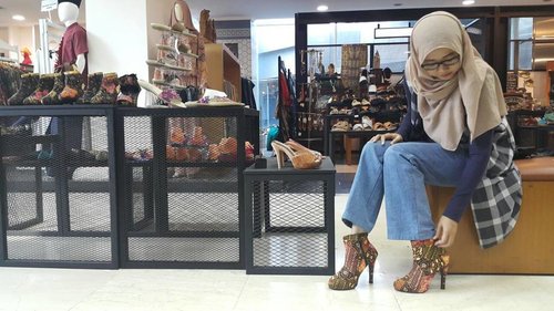 Nyobain boots motif batik yg kece badai di Galeri Indonesia Wow, SMESCO. Banyak produk UKM lokal yang kece2 di lho di sini. Mampir Kakaa ke Gatsu atau bisa juga di smescotrade.com 😄📷 @danirachmat..#galeriindonesiawow #smesco #ukmindonesia #batikboots #indonesianheritage #clozetteid #indonesiakaya #sotd