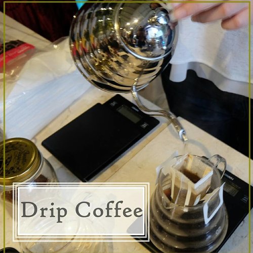 Drip Coffee apaan sih? Selengkapnya ada di blog ya 😂
.
Aku suka karen kemasannya praktis. Jadi bisa menikmati kopi lokal yang aroma dan rasanya mantap cuma tinggal seduh aja 🙌
.
.
#dripbagcoffee #twindcoffee #dripcoffee #clozetteid