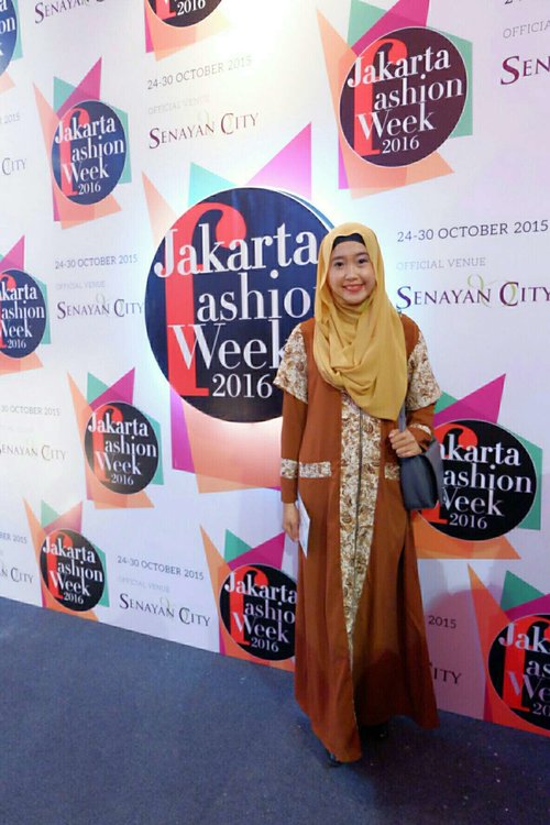 Abaya for Jakarta Fashion Week? Why not? Abaya ini nyaman sekali untuk dipakai saat event sibuk seperti ini. Memudahkan untuk yg suka bergerak aktif, di bagian lengannya ada risleting juga, memudahkan untuk berwudhu. #jippaabaya #byummubalqis #hijab #fashion #ootd