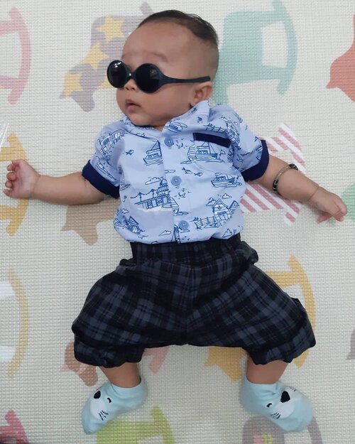 Kai mau pake poni lempar yang pinggirnya kayak Skrillex Buu, tapi kok malah kayak Kim Jong Un Buu, gimana sih Buu... Swipe buat lihat wajah bingung Kai yah 🤣...#CLozetteid #babyinstyle #babyootd #kaibowbow #babyphoto #babyfashion