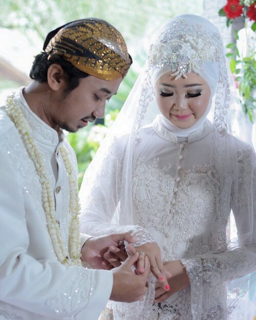 Alhamdulillah hari Ahad kemarin sudah melangsungkan akad nikah di kediaman orang tua di Purworejo. Terima kasih banyak atas doa, kehadiran, dan ucapan teman2 semua 💕💕💕🙏
.
.
Mohon maaf tidak dapat mengabari atau mengundang semuanya. Meski demikian, mohon doa dan restunya njih 🙏
.
.
Bagi teman2 yang sedang menanti jodoh semoga segera rezeki 💕
.
Photography: @yansphotoworks
Make Up&Wedding dresses: @mutiaramun
.
.
#niaxaryowedding #clozetteid #niaxaryo #thebridedept #akadnikah #wedding #moslemwedding #weddingmuslim #niaxaryohalal