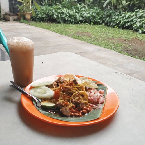 Waktu hamil taun lalu tuh sering banget makan mie aceh karena menggugah selera gitu deh rasa-rasanya. Jadi sering ke sini dari perut buncit seiprit sampe mau lahiran. Nah kayaknya setelah lahiran baru tadi balik sini sama Kai. Tapi pertama ke sini siang2 sih. Ternyata lebih sepi jadi bisa di teras belakang deh. Favorit aku mie tumis daging 😋😍
.
.
.
#mieacehkemangtimur #mieaceh #mieacehtumisdaging #clozetteid #jakartafoodie #kulineraceh #kulinerjaksel #kulinerjakarta #kulinerkemang #kulinerjakartaselatan #food