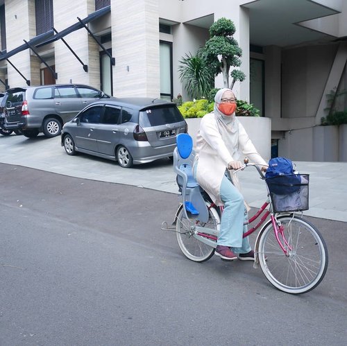 Keseharian ibu2 mencoba membakar lemak dengan bersepeda ke kantor makanya kostumnya juga begini. Nggak nyangka sih ini top dari @novere.id dan bottom @hellolilo nyaman banget buat sepedaan. Hihi. TER #lesbonbons in #modestway. Mohon maaf  di keranjang ga fotogenic, hihi ...#clozetteid #biketowork