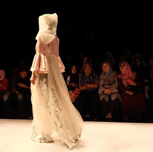 Bellsleves is surely still in trend, and also the lace. Pretty. Ini karya siapa @inggabia ? 😆 Cakeep 💕
.
.
#mislimfashionfestival #clozetteid #modestfashion #islamicfashioninstitute #modestfashion #muslimfashion #lacedress