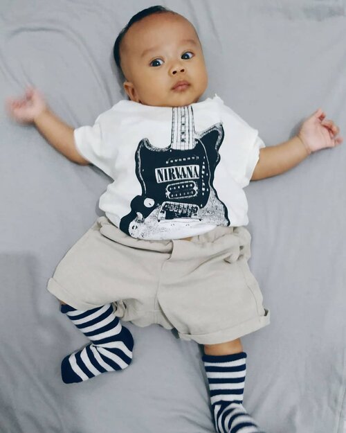 Kai pretends to be cool as nirvana's new fans 😜...#kaibowbow #nirvana #clozetteid #babyboy #baby #instababy #nirvanashirt #hnm #hnmbaby #hnmkids