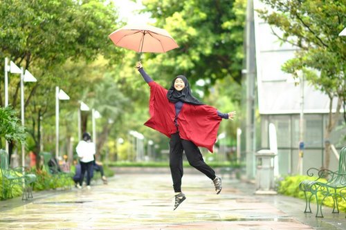 Let's join me flying 😆☔
📷 @pejalansenja_id 
#clozetteid #ggrep #hijabootdindo #rainphotoshoot #playful #flyingwithumbrella