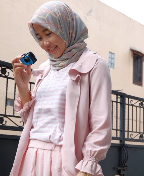 You’re never fully dressed without a smile.” Martin Charnin.Scarf, outer and inner are from @inforiamiranda #riamirandasignaturescarf #riamirandastyle #clozetteid #clozettehijab #clozettefashion