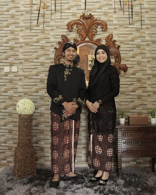 In my whole life, only this man who dared to challenge me to wear high heels. When I accidentally wear this Javanese Selop with 7 cm high heels, I realize that he still taller than me. I knew why he dared with the challenge then 😑
.
We were wearing Javanese traditional attire. Surjan and Kebaya on top with the same jarik pattern as the bottom's outfit. Our Javanese look completed with blangkon on him. And we also wore selop for our footwear. .
I was really happy we had the chance to wear Javanese outfit like this. Remind me where we came from. Simple yet elegant.
.
#getreadyforanotherchallenge #youcanbuymehighheelsdear #besoktanggal10 😂
.
#javaneseattire #busanajawa #busanaadatjawa #surjan #kebayamuslim #preweddingphoto #prewedbusanajawa #prewedadatjawa #clozetteid #niaxaryo #javanesetraditionaloutfit #prewedpurworejo