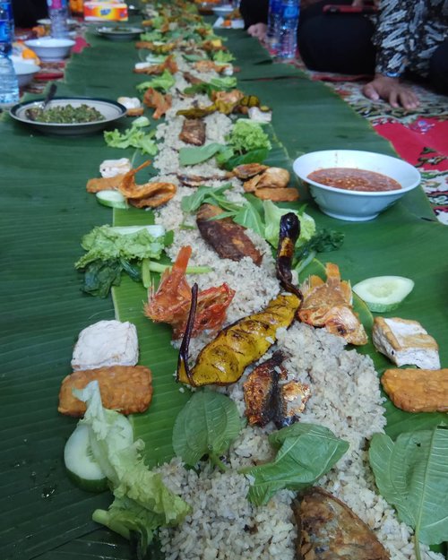 Big Lunch: Nasi Liwet 😚😻
.
.
.
#nasiliwet #nasiliwetsukabumi #biglunch #clozetteid #traditionalfood #indonesianfood #sundanesefood #masakansunda