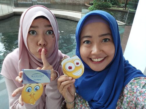 We love our freshlook because we are getting super fresh bright eyes together! Siapa yang lebih sukses ngikutin emote yang kami pegang? Aku atau @swastika_anggi? 😄
.
.
#freshSelfieLookJKT #clozetteid #freshlookID