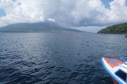 Kata orang Tidore itu sepi. Tapi karena saya tak mencari keramaian, maka saya segera meluncur ke sana dengan menumpang speedboat dari Ternate. Sekilas kisah pada suatu sore di Tidore ada di #nianastitidotcom. Jarang2 nih cerita perjalanan kerjaan aseli saya 😊, monggo mampir Kakaa. #clozetteid #tidore #visittidore #soreditidore #blogpostupdate #travelblog