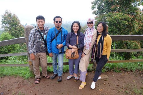 Autumn in Bandung 😄💞🌺🌸🌻🌼
.
.
.
#langkahkamibandungtrip #langkahkami #tebingkeraton #friendship #clozetteid #lifestyle #travel #explorebandung