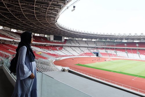 The baby inside was moving actively yesterday at Gelora Bung Karno. Happy could see this revitalized classic stadion? Want to play football? Excited to learn about concrete? Which one is the right answer according to your opinion? 😂..#babybump #gelorabungkarno #GBK #clozetteid #23weekspregnant