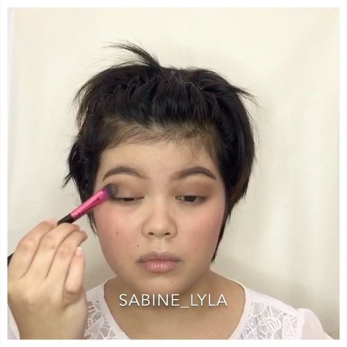 Mini tutorial for natural makeup. 
Deets

1. @nyxcosmetics_indonesia stay matte but not flat foundation 
2. @catriceindonesia all matt powder 
3. @fanbocosmetics fantastic matte lipstick 04 (as a blush) 
4. Too faced chocolate bar palette
5. @nyxcosmetics_indonesia lingerie Lipli04