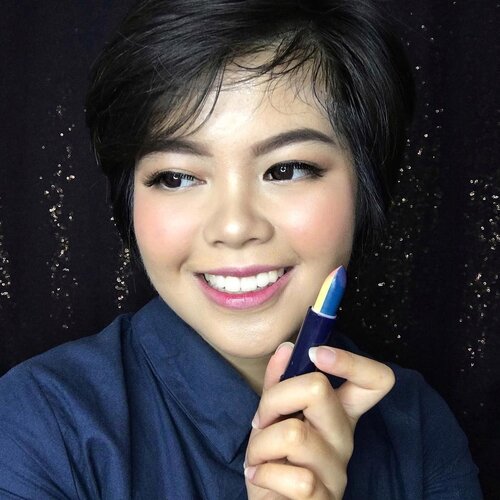 My new favorite color changing lipstick from @moodmatcherindonesia Pasti sering liat kan lipstick warna ijo,biru,ungu tapi setelah di pake warnanya bakal berubah. Nah kali ini aku di kasih kesempatan buat nyobaiin @moodmatcherindonesia split stick.

Dalam satu lipstick ini ada dua kombinasi warna. Yang aku pake disini dark blue/yellow dan nanti warnanya akan berubah menjadi ungu kalo sudah kena panas suhu tubuh.

Lipstick ini bisa bertahan selama kurang lebih 12 jam. Warnanya awet banget seharian. Finish result nya gak seberat lipstick tapi lebih kayak tinted lipbalm. It's really moist my lips as well. Walaupun lembap di bibir,ini gak greasy atau transfer.