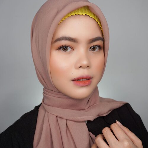 Current daily makeup. Jujur,sebenarnya makeup natural gini paling males buat tutorial di Youtube. Udah gak begitu keliatan di kamera,setup studio lama dan di pake bentar doang,eh langsung di hapus..Makanya,kalau buat makeup wearable gini pasti di masukin ke IGTV aja. Karena lebih simple dan gak perlu setup studio. Cuman,banyak temen-temen yang request buat bikin videonya di Youtube..Btw,kalau kalian disini lebih suka aku bikin tutorial makeup yg gimana?