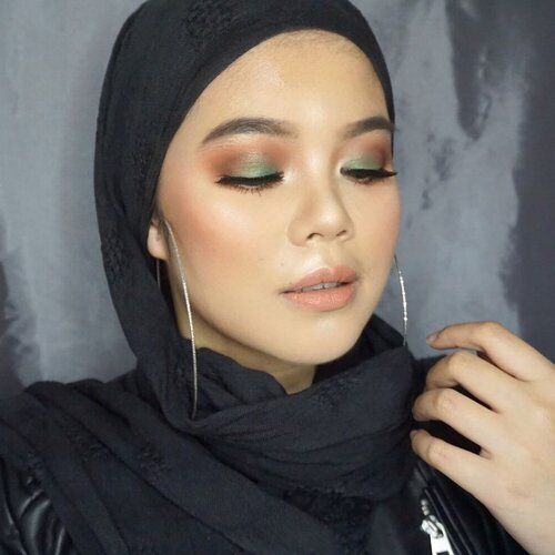 @yayaadalia inspired makeup look. Taken with Sony A5100 from @borneodigital.id Face:1. @maccosmetics studio fix foundation nc302. @lorealindonesia infilable foundation 1253. @aishaderm silky loose powderEye’s and brows:1. @makeoverid brow definition kit2. @zoevacosmetics caramel melange3. @klaracosmetics 02 palette4. @juviasplace the masqueradeHighlight,blush, and contour:1. @kikomilano gold waves highlighter light2. @thebalmid bahama mama3.  @makeupstore.indonesia blush a touch of pinkLips:1. @wardahbeauty exclusive lipstick 47Huge hoop earrings:@forever21