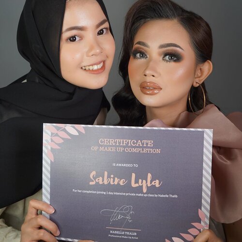 Alhamdulillah. Terimakasih banyak kak @nabellethalib_ atas ilmunya hari ini. Bener2 bermanfaat dan banyak ilmu baru yang dipelajari 🙏🏼Swipe for the result 👉🏻👉🏻.Coach @nabellethalib_ Muse @modelmakeup.shella Hair do @trihelpy