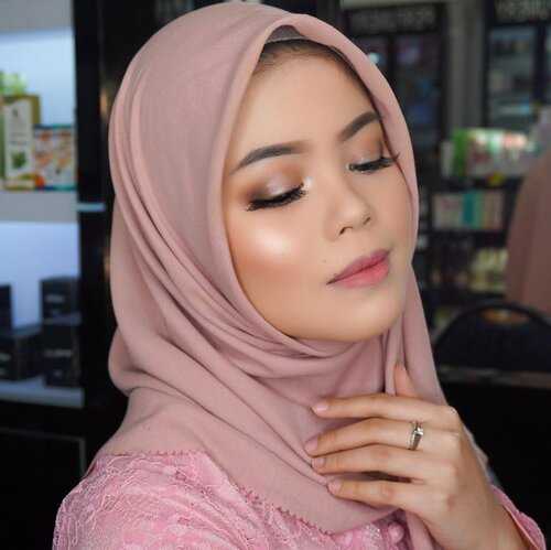 Bagusnya ini makeup untuk yudisium/graduation/bridesmaids ya? Tunggu tutorial fullnya ya di Youtube aku.  Tenaang produk2 yang dipake semuanya drugstore dan brand lokal kok 😘