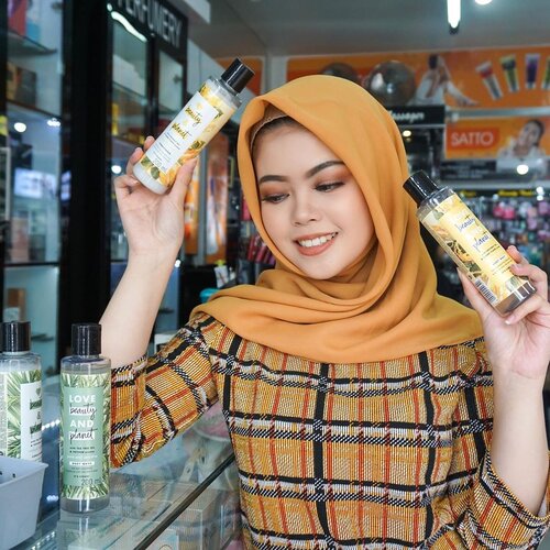 Pada tau kan sama hair and body care dari @lovebeautyandplanet_id sekarang bisa kalian dapetin di @dynastycosmeticbjm loh! Variantnya lengkap banget dan ukurannya juga ada dari kecil sampai besar. LBNP ini jadi salah satu hair and body care yang wajib kalian coba. Karena,produk-produk mereka mendukung untuk menjaga kelestarian bumi. Material yang mereka gunakan 100% daur ulang. Selain cruelty free dalam proses pembuatannya,formulasinya juga biodegradable loh! Jadi,gak usah takut kalau produknya bisa membahayakan untuk lingkungan..Dan jangan khawatir,walaupun produk-produk mereka enviromental friendly harga mereka juga friendly di kantong loh..So,langsung aja ke @dynastycosmeticbjm stocknya lagi banyak bangeet nih!!