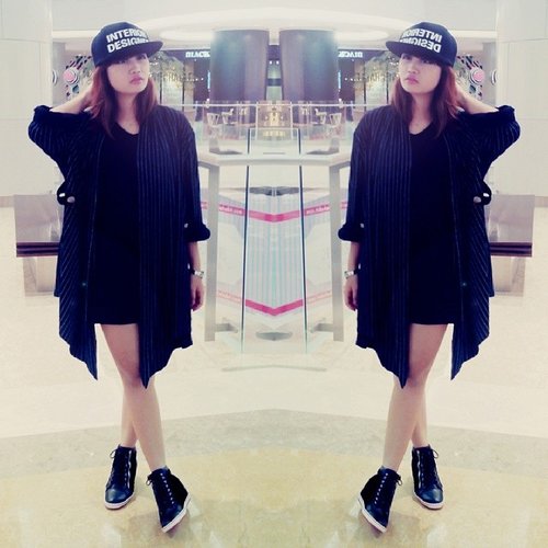 Snapback by @shoutcap
Wedges sneakers by @adorableprojects