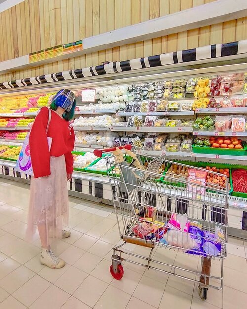 OOTD grocery shopping time check!!!!! ☑️

#stylingbyamandatydes :
✧ V-Neck pullover by @stylenanda_korea
✧ Tutu skirt by Misty & Nebula
✧ Converse X CDG Play sneakers
✧ Mermaid tote bag by @guiyomi.sijang
✧ 'Jayawijaya Snow' watch by @kalawatch

Belanja bulanan + mau bikin suki tom yum seafood today~ mau nge-AYCE di luar aja belom jadi yaudah di rumah dulu 😆
Face shield + cloth mask, hand sanitizer, tissue, disenfectan spray ☑️ jangan lupa buat selalu jaga jarak

👆Tap pictures for brand details