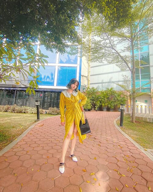 Good morning sunshine!
This bright yellow @daiisy_id dress is the perfect color to brighten my mood! 🌞

Jadi midi dress ini hijab-friendly banget, tinggal pakai pants atau legging. dan ini bisa juga dijadiin outer with a slit kayak aku gini.
Aku suka bagian collarnya, monochrome dots jadi enggak ngebosenin. Ada talinya juga di pinggang depan belakang jadi bisa diadjust sesuai bentuk badan kita. Bisa diikat di samping juga. Im so in love! 💛

Btw.. aku tetep pakai masker kok di sini hhi. Have a great day yaaaa. Agenda kamu apa hari ini?

#stylingbyamandatydes
#stylewithdaisy
#daisyeverywhere
#ootdindo
#lookbookindonesia