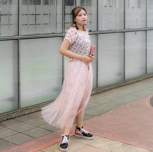 Selamat pagiii. Happy long weekend. Ada rencana apa di long weekend ini?

Anyway i'm in a mood to wear one of my feminine skirt, Floral Embroidery Mesh Tutu Skirt from @mistyandnebula
you must check!

I really loved the quality, fabric, design and length
i pair with floral blouse and my hi-sneakers 💗
No.. i don't need high heels, really!
This is a lovely!
.
.
.
.
.
.
.
.
.
.
#stylingbyamandatydes
#OOTDIndo #OOTD @ootdindo #clozette #clozetteid @clozetteid #cotw #lookbookindonesia @lookbookindonesia #indonesiafashionlook #fashion #streetstyle #fashionstyle #SmartOOTD #fashiongram #fashionblogger #ootdindonesia #outfitoftheday #BTIndFashion #Breaktimeind #lookbookindo #indonesian_blogger #fashionbloggerindonesia #ggrep #streetwearindonesia #gajagogang #GGG #bloggerperempuan