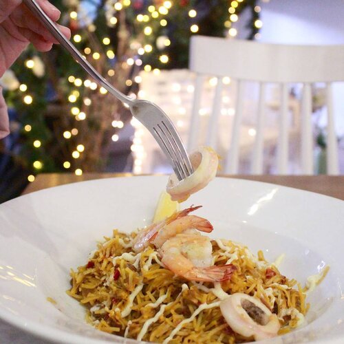 🍛🍤 Seafood Fideua by @gastromaquia
(Seafood paella with spanish noodle)

Buat yang lagi puasa dan bosen sama menu yang gitu-gitu aja bisa nih cobain Seafood Fideua ala Spanyol di Gastromaquia buat buka puasa.
Seafood Fideua ini sebenernya mi tapi pendek-pendek bentuknya, porsinya banyak dan isinya padat, ada cumi + udang. Jadi cukup bikin kenyang.

Menu lainnya juga enak-enak lho.

Saran aku sih reservasi dulu by phone biar bisa disiapin menunya dan dapet tempat juga. Tahu sendiri kan kalo buka puasa tempat makan tuh jarang yang sepi.

Anyway buat yang puasa, gak ngiler kan liat postingan ini?
.
.
.
#ClozetteID #ClozetteIDReview #GastromaquiaReview #GastromaquiaXClozetteIDReview #RamadhanMenu #RamadhanSpecials
#Bukber #BukaBersama #BukaPuasaBersama #Gathering

#foodgasm #foodporn #jktfood #jktfoodies #jktculinary #jktfoodbang #makanterus #foodtaste #culinary #food #snack #foodies #maincourse #prawn #spanishfood #madrid #spanish #restaurant