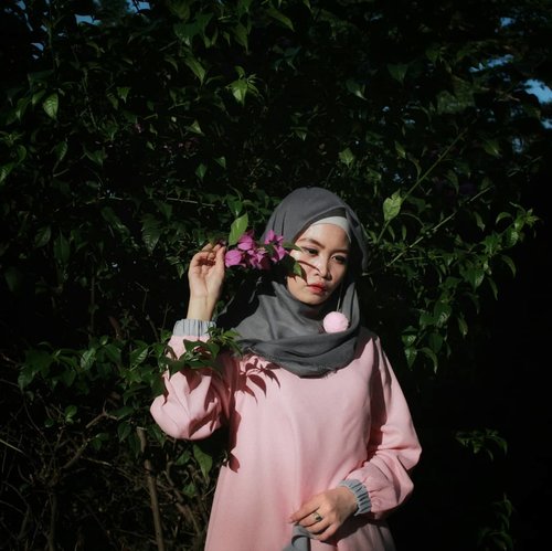 Salsa Set Pink by Antiiqa + Grey Hijab + Cahaya Illahi di Sore Hari = ini Amanda Desty bukan sih? 😂
Btw... Kalau ngepoin IG nya @antiiqahijab kamu bakal nemuin banyak koleksinya yang lagi diskon. Beneraaaan :') #AntiiqaxClozetteIdReview
#hijabfashion #hijab
.
.
.
📷 by : @avniiavrianii