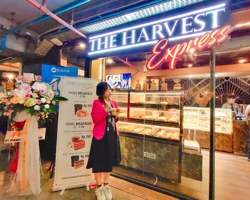 Congratulations The Harvest Express for the new store!! 🎉🎊 The Harvest Express di Menara Jamsostek ini merupakan store yang ke-8. Konsep 'Grab to Go' yang diusung @theharvestexpress ini pas banget untuk gaya hidup para pekerja kantoran terutama milenial yang aktif, ritmenya cepat dan dinamis.Menu-menu yang disediain The Harvest Express kayak roti, cake dan kopi berkualitas premium bisa jadi pilihan sempurna buat sarapan atau mungkin lembur kerja. Hayooo siapa yang kalo lembur suka butuh ngopi sama ngemil?Amazing banget sih karena pilihan roti dan cakenya beragam banget, bahkan kopinya juga. Ada kopi terbaru yaitu Kintamani Pandan Cold Brew dan Kintamani Coconut Creme Brulee ☕🍩🍰🥧Harganya? Terjangkau bangeeeeet, mulai dari 10K!!!Selain cocok buat nemenin lembur, menu-menu di The Harvest Express juga ideal buat acara meeting, gathering, atau kejutan ultah temen kantor.The Harvest Express juga sering ada promo menarik di jam-jam tertentu kayak breakfast atau promo di season spesial.Gimana, ngiler kaaaan liat menu-menu di The Harvest Express? Kalian udah pernah nyobain jajan di The Harvest Express belom? Atau buat yang sering jajan di The Harvest Express, menu favorit kalian apa siii?