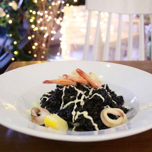 🍛🍤 Arroz Negro(Calamari, prawn, rice, green pepper, squid ink)Jangan kaget kenapa warna nasinya hitam. Ternyata pakai squid ink. Awalnya ragu mau pesan ini karena makan cumi aja gak doyan tintanya.Tapi pas dicobain ternyata enak apalagi dimakan pas masih hangat....#ClozetteID #ClozetteIDReview #GastromaquiaReview #GastromaquiaXClozetteIDReview #RamadhanMenu #RamadhanSpecials#Bukber #BukaBersama #BukaPuasaBersama #Gathering#foodgasm #foodporn #jktfood #jktfoodies #jktculinary #jktfoodbang #makanterus #foodtaste #culinary #food #snack #foodies #maincourse #prawn #spanishfood #madrid #spanish #restaurant