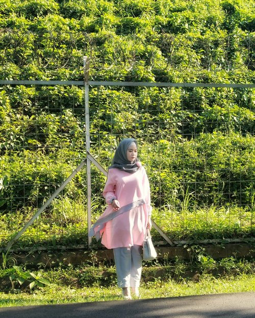 A touch of pastel color 💞 I'm wearing Salsa Set Pink from @antiiqahijab X @clozetteidBeneran suka deh sama setelan ini. So comfortable! Desainnya juga simpel tapi tetep stylish. Aku suka banget warna dan cuttingnya.Antiiqa bisa jadi pilihan yang pas untuk belanja niih. Soalnya koleksi-koleksi Antiiqa bisa dipakai wanita berhijab maupun gak berhijab. Selain outfit set, di Antiiqa juga ada scarf, blouse dan pants. Coba aja kepoin IG nya @antiiqahijabHmm... Tapi gampang gak sih ordernya? Aman gak belanja di Antiiqa? Naaah jawabannya bisa kamu baca di www.amandadesty.com tentang pengalamanku belanja baju Antiiqa yaaa.#Clozetteid #Clozetteid #AntiiqaxClozetteIdReview #Antiiqahijab #Clozetteidreview
