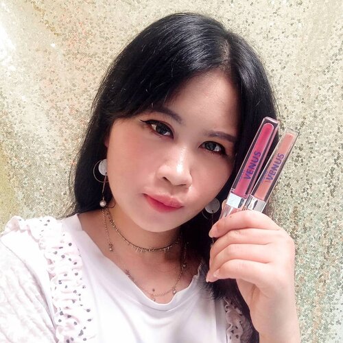 Girls... Lemme introduce my new lip cream from @venuscosmeticind 💄I try to combine shade 03 & shade 10 (Phengaris & Lysandra)#VenusSoftMatteLipcream ini texturenya creamy dan gak kerasa heavy pas dipake. Kandungan Vitamin E nya berfungsi sebagai antioksidan sehingga kulit bibir lebih terlindungi dari pengaruh buruk sinar matahari, bibir juga ga kering / pecah-pecah.Gak perlu oles banyak-banyak karena Venus Soft Matte Lip Cream ini super pigmented!Awal diaplikasiin memang sedikit glossy tapi finishingnya matte. Dan juga udah halal, so ga perlu worry deeeh. That's why aku secinta ituuuu sama Venus Soft Matte Lip Cream 💋#PancarkanCantikTerbaikmu#StartFromYourself#CantikSehatVenus