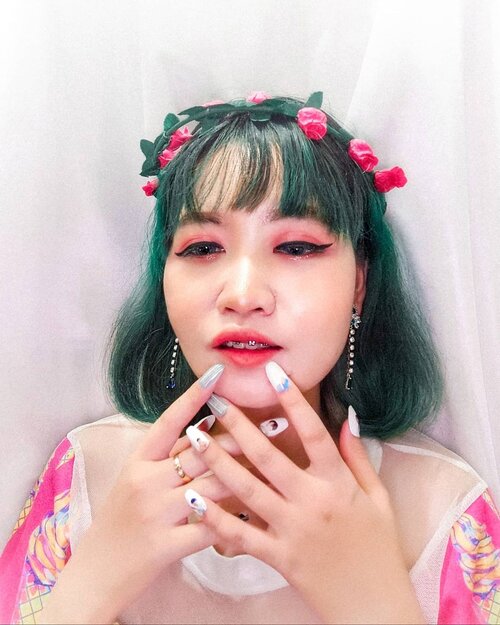 Quarantine day ke-xxxx #playingmakeup 🎨🖌️#fotolama #gapapa #uploadlagi✿✿Nails : @urbanbeauty.co Earrings : @noonoofingers X @sunnydahyeFlower crown : @chowpingstore