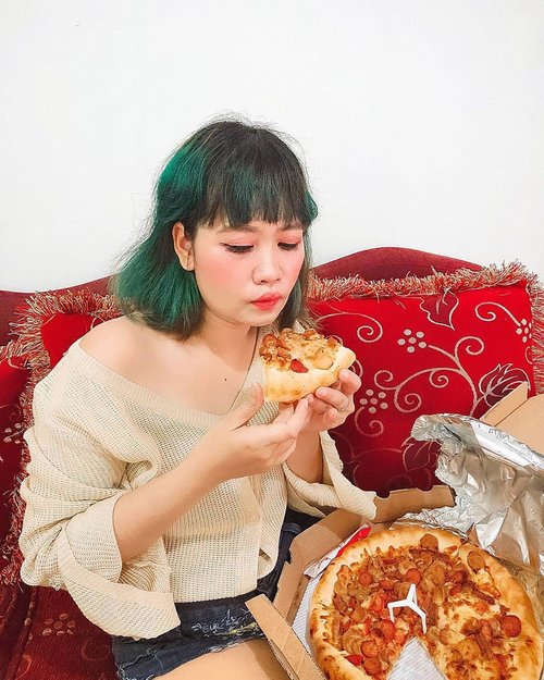 Pizza pizza apa yang gak enak?Pizzah sama kamu 🥺..🍕🍕#MakanDiRumahAja with my fav~Kalau kamu suka pizza juga? Kalau iya, suka yang topping apa?