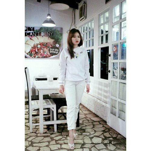 Don't worry about all white outfits!
Mix and match these all-white styles to create the effortless style. Pair white denim pants with a patch sweater and white high heels.
Hmm... I think they're the perfect outfit to wear to Saturday brunch.