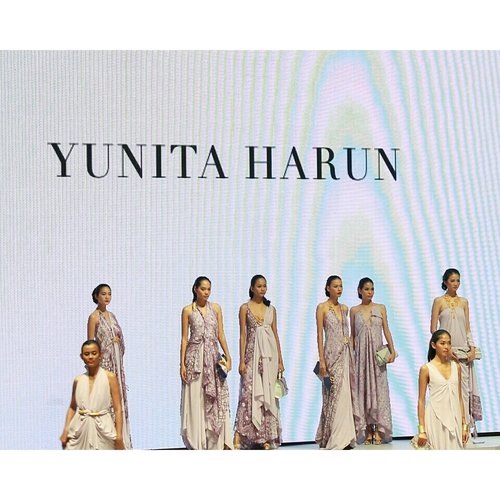 Elegant with absolute sweetness.

Warna Khatulistiwa by @warnatasku_indonesia feat. Yunita Harun 
#IndonesiaFashionWeek2017 #ifw2017 #warnataskuindonesia #warnatasku #warnataskuxifw2017 #celebrationsofculture