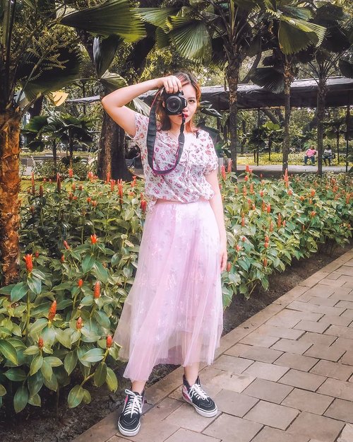 Kangen pepotoan di outdoor sampe seharian~

Btw.. i'm wearing Floral Embroidery Mesh Tutu Skirt from @mistyandnebula 🌺 with floral blouse and @vans hi-sneakers 💗

#stylingbyamandatydes
