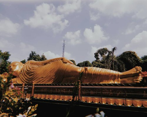 Waktu ke Wat Pho - Thailand, aku sempet ke Reclining Buddha (Patung Buddha Tidur) yang panjangnya sekitar 46 meter dan belum tahu kalau di Mojokerto - Indonesia ada juga patung serupa.Akhirnya nyempetin kesini deh. Kalo patung Buddha Tidur yang ada di Mojokerto ini panjangnya sekitar 22 meter.Ternyata di Indonesia ada 4 patung Buddha Tidur lagi selain di Mojokerto, yaitu ada di Bogor, Semarang, Batu dan Bali.--Foto di slide terakhir itu aku ambil dari bawah bagian muka patung Buddha Tidur yang ada di Thailand. Cuma bisa ngambil fotonya sepotong-sepotong aja karena ruangannya sempit sedangan patungnya panjang banget.Kalau patung yang di Mojokerto tuh adanya di outdoor jadi gampang difoto secara keseluruhan.