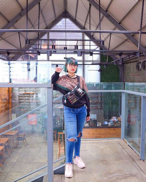 Ready action ildan mellobuteo.
Movie star, Imma Imma movie star 🎬🌟
Movie Star - WINNER 🎶🎵
-
-
OOTD for #explorebogor :
• Keva Movie Star Bag (inspired by WINNER's song, Movie Star) from @niion_id X littleinseoo
• Leopard Crewneck Sweater
• DIY Ripped Jeans
• Sneakers @pvnshoes
• Leopard Glasses @zaloraid
• Chain Necklace @decodeid
-
-
📸 by @dicapriadi
🏘️ @cilroom

Happy weekend sheyeng! ✨