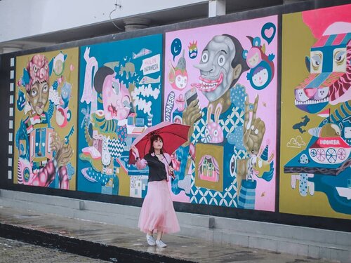 if you don’t feel comfortable wearing a skirt with a pair of flat shoes (like me), you should start with other choice: Slip-on.Pairing a tutu / tulle skirt with checkerboard slip-on @vans and sleeveshirt. Have fun with it!p.s : itu foto terakhir kenapa gitu sih. please pardon my pose 😩