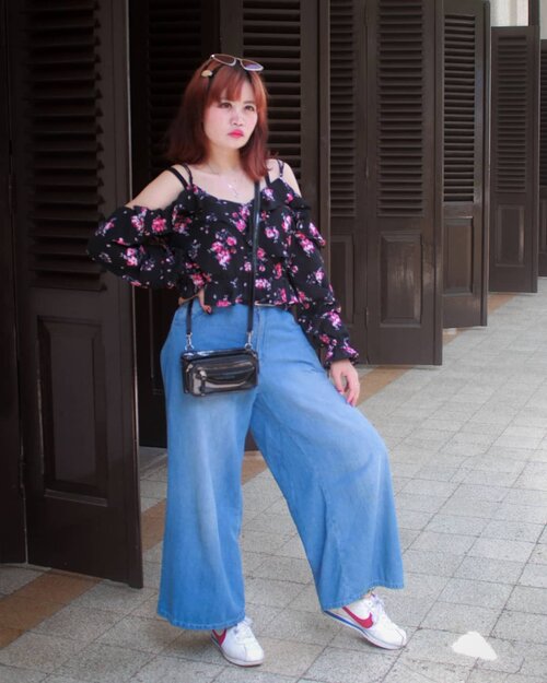 Kalo lagi jalan-jalan aku cenderung milih outfits yang nyaman dipake tapi tetep keliatan chic. Kayak waktu lagi jalan-jalan di Semarang niih. Aku pake Open-Shoulder Floral Blouse yang motifnya gemesh ini dan Cullote Jeans yang bahannya nyaman banget bahkan dipake salto pun masih paripurna💃
Gak ketinggalan juga sneakers dan sling bag kecil yang ukurannya muat buat Handphone, uang, kartu2, gincu. Kalau aksesorisnya aku lagi suka banget pake hairpin yang lucu-lucu dan oiya satu lagi... Kacamata! Wajib bertengger di atas kepala buat antisipasi serangan cahaya yang menyilaukan muka bumi 🕶

Oke bhaiquee.. Kalo ditantang sama fashion influencer super kece @andyyanata dan @maxfashionsindonesia buat nyebutin total harga outfitsku from head to toe, yaitu.... Rp. 1.457.000 (maapin aku yaa sheyeeng sheyeeng.. Akutu bukan bermaksud pamer kok 💖)
Karena katanya Andy bakalan ngajak shopping bareng dan traktir belanjaannya lho. Oh wow, that sounds really interesting! Mau banget akutuuu 💙

So.. Gimana nih @andyyanata? OOTD ku udah barokah gemah ripah loh jinawi belom nih? 😍
#maxxandyyanata
#maxmystyle
#howmaxcanyougo