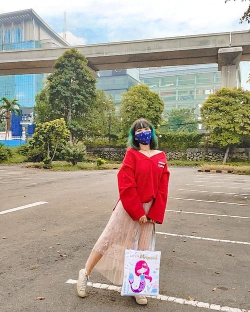 #ootd foto lama ❣️
@stylenanda_korea's V-Neck pullover ✧ Tutu skirt ✧ Converse X CDG Play's sneakers ✧ Mermaid tote bag ✧ cloth mask

#stylingbyamandatydes
