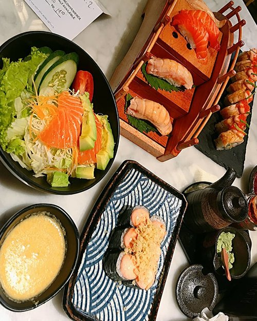 i'm hungry and i know it 🥗🍣..in frame : Salmon Avocado Salad, Salmon Moriawase, Geisha Roll, Kani Mentaiko Maki...📍@kintarosushijkt Senopati