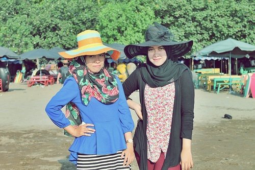 Go to beach? don't forget to use color full dress, and use youre hat :) @pangandaran beach