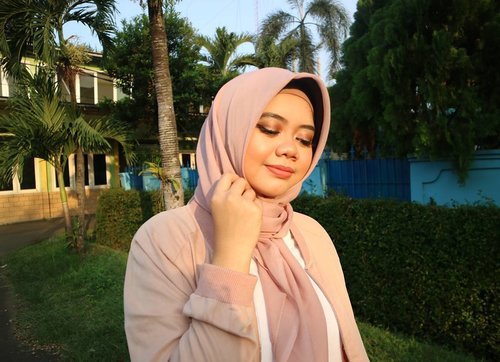 Sun-kissed🌞💛
.
.
#clozette #clozetteid #hijabmakeup #pink