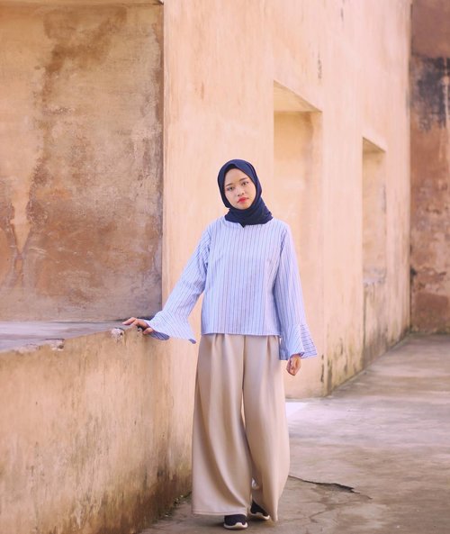 Playing tourist in my hometown 😜 This is one of the best OOTD-friendly tourism spot in Jogja, read more on my blog, hit the link in bio!
Wearing @ohana.signature top 💕

#ExploreJogja #clozetteid #ClozetteBloggerBabes #Jogja #hijabfashion