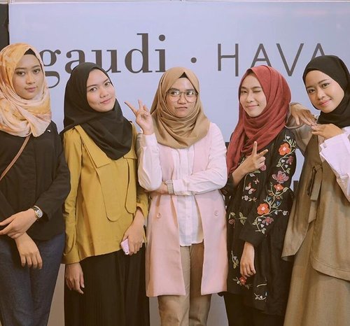 Yesterday's fun with my girlss after the launching of @gaudi_clothing and @havaid 💕 Report soon on the blog!
#clozetteID #gaudivillers #hijabifriend