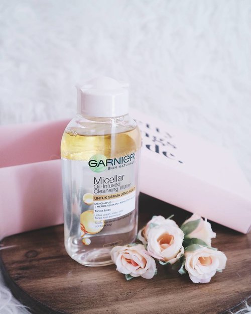 Nahh, ini dia yang ditunggu-tunggu. Yes! @garnierindonesia keluarin Micellar water!
It's Micellar Oil-Infused Cleansing Water (mixed with Micelles and Argan Oil) that helps you clean out all heavy makeup but at the same time nourishing to the skin. Untuk semua jenis kulit dan kulitku termasuk yang berminyak, acne prone and quite sensitive, pas aku pake ini ga ada efek ketarik, panas, kering and gatel.
And most of all, I really really love the smell, it's so nice OMG!
You can read my full review on my blog, direct link on bio😘
THANKYOU @SOCIOLLA
.
.
@beautyjournal #potd #potdindo #vscocam #vsco #vscophile #vscogrid #peoplescreatives #igdaily #instadaily #instastyle #photooftheday #justgoshoot #vscogood #clozetteid #clozettedaily #snapseeddaily #snapseed #canoneosm3 #canonm3 #eosm3 #photoshoot #exploretocreate #vscodaily #pink #sociolla #pinkbox #prettythingsinside #bloggerceria #review #beautyblogger